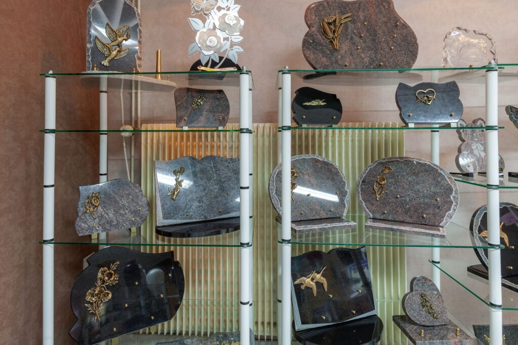 fleurs dans un vase dans un cimetiere