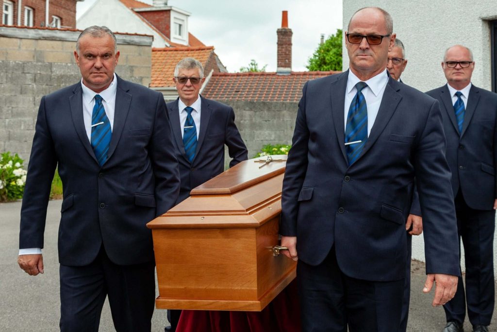 fleurs dans un vase dans un cimetiere
