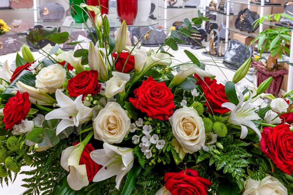 fleurs dans un vase dans un cimetiere